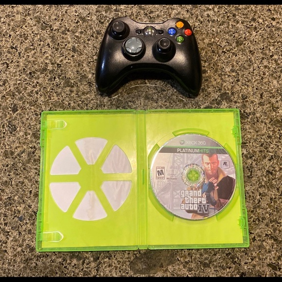 XBOX 360 S - Picture 2 of 4